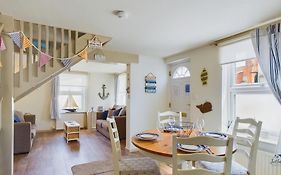 Boat House Sleeps 4 In The Centre Of The Sailing Mecca Of Cowes