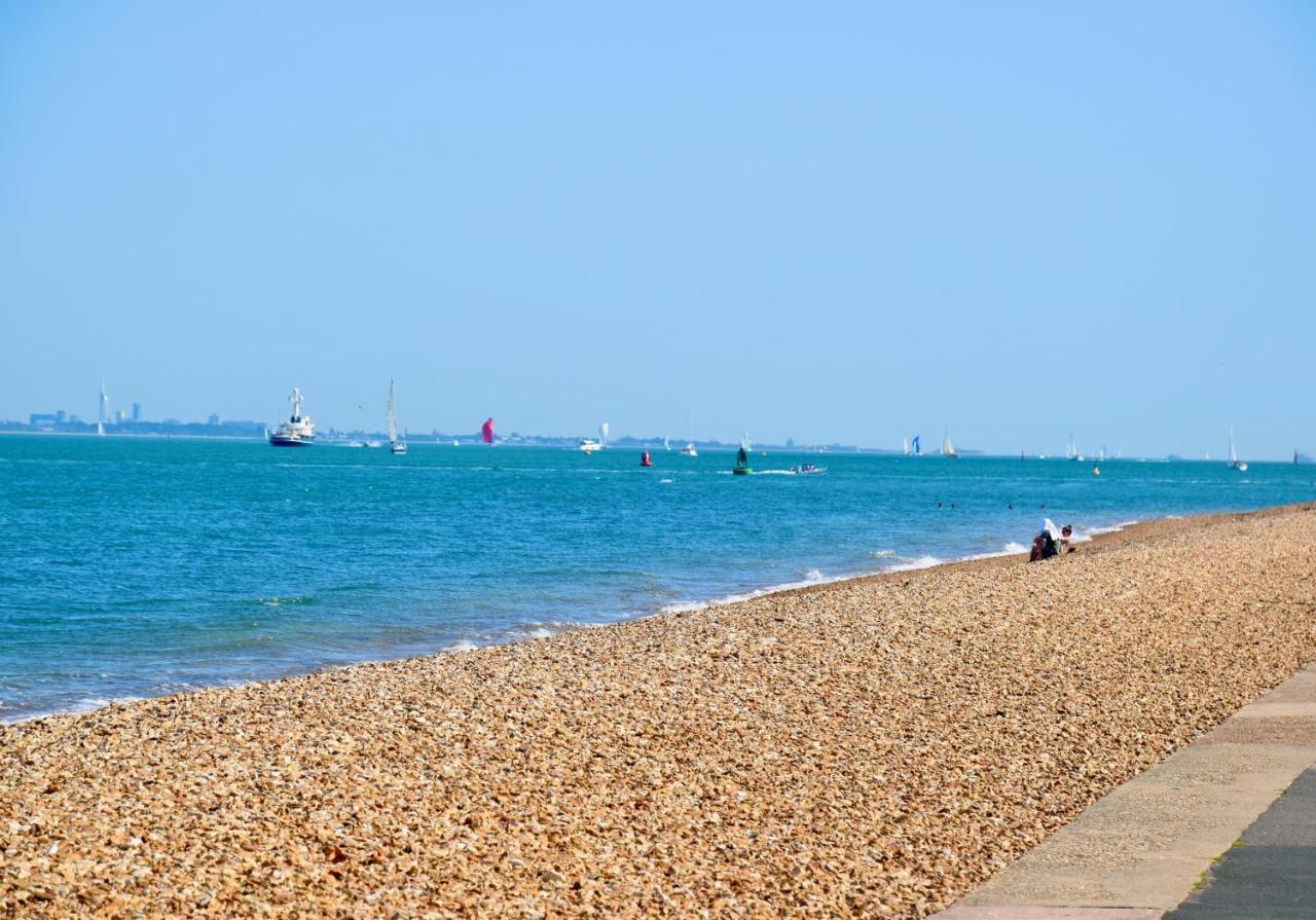 Boat House Sleeps 4 In The Centre Of The Sailing Mecca Of Cowes Villa Cowes  Exterior photo